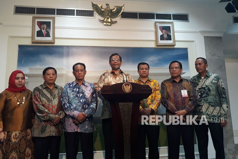 Presiden Joko Widodo didampingi Mensesneg Pratikno, bertemu dengan perwakilan KAHMI di Istana Negara, Jumat (3/11). 