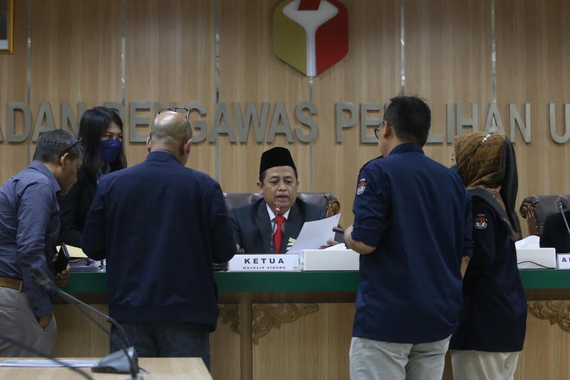 Ketua Majelis Pemeriksa Puadi (tengah) memimpin sidang di Gedung Bawaslu, Jakarta.