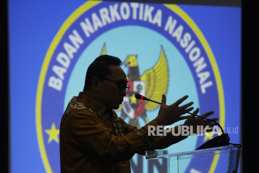 Ketua Majelis Pemusyawaratan Rakyat (MPR), Zulkifli Hasan, memberikan pidato sambutannya saat melakukan kunjungan di Badan Nasional Narkotika (BNN), Jakarta, Jumat (4/3).