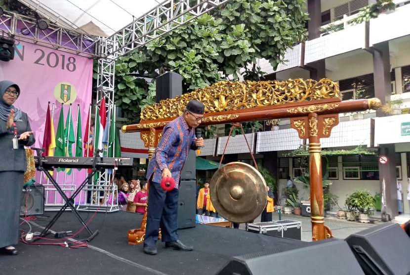  Ketua Majelis Pendidikan Dasar Menengah PP Muhammadiyah Kasiyarno memukul gong tanda dibukanya acara Moehi National Competition (MONACO) yang diadakan di SMA Muhammadiyah 1 Yogyakarta.