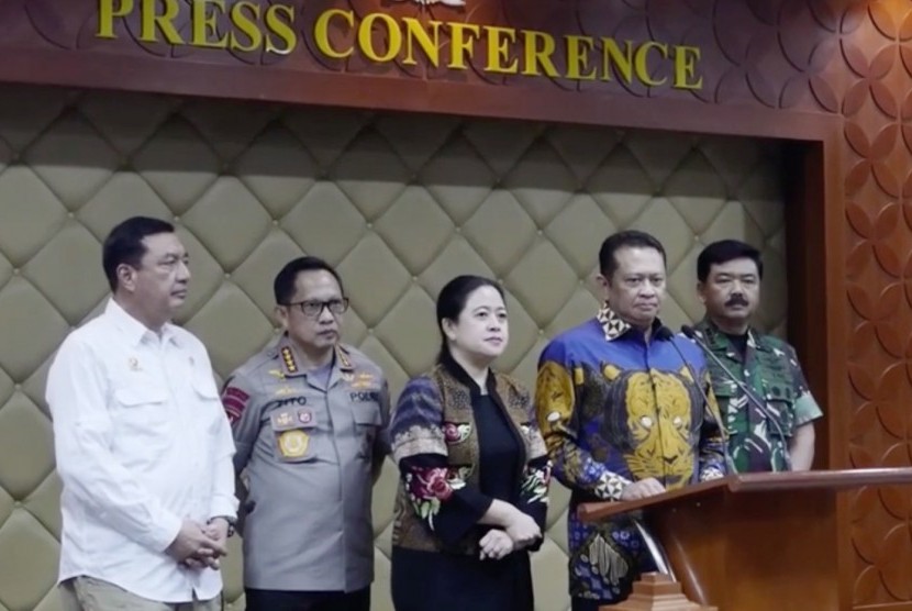 Ketua Majelis Permusyawaratan Rakyat (MPR), Bambang Soesatyo (Kedua Kanan)