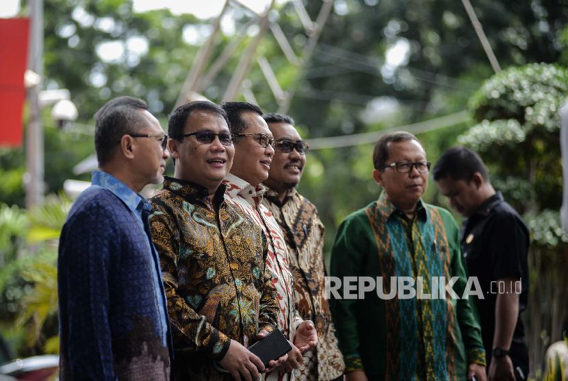 Ketua Majelis Permusyawaratan Rakyat (MPR) Bambang Soesatyo (tengah) bersama pimpinan MPR lainnya Ahmad Basarah (kiri), Arsul Sani (kanan), berkunjung ke kantor Komisi Pemberantasan Korupsi (KPK), Jakarta, Senin (9/3). (Republika/Thoudy Badai)