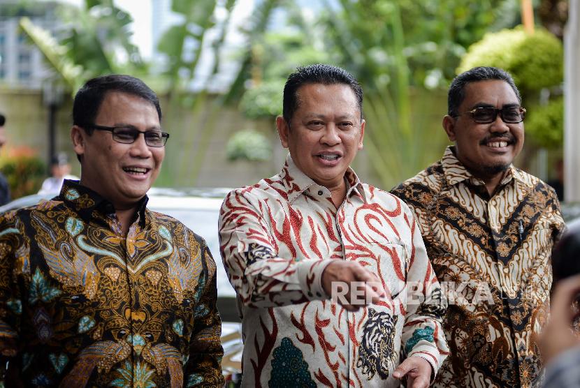 Ketua Majelis Permusyawaratan Rakyat (MPR) Bambang Soesatyo (tengah) bersama pimpinan MPR lainnya Ahmad Basarah (kiri), Arsul Sani (kanan), berkunjung ke kantor Komisi Pemberantasan Korupsi (KPK), Jakarta, Senin (9/3). (Republika/Thoudy Badai)