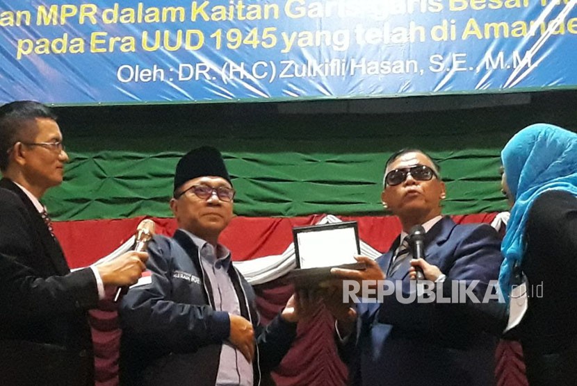 Ketua Majelis Permusyawaratan Rakyat (MPR) RI Zulkifli Hasan melakukan kunjungan sekaligus kuliah umum ke Kampus Institut Agama Islam Al-Zaytun Indonesia (IAI Al-Azis) Kabupaten Indramayu, Jawa Barat, Jumat (19/1). 