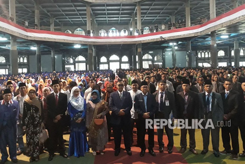 Ketua Majelis Permusyawaratan Rakyat (MPR) RI Zulkifli Hasan melakukan kunjungan sekaligus kuliah umum ke Kampus Institut Agama Islam Al-Zaytun Indonesia (IAI Al-Azis) Kabupaten Indramayu, Jawa Barat, Jumat (19/1). 