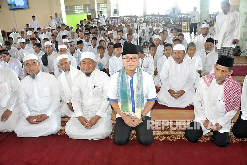 Ketua Majelis Permusyawaratan Rakyat Republik Indonesia Zulkifli Hasan menyampaikan Sosialisasi Empat Pilar dan Silaturahmi Kebangsaan di Pondok Pesantren Hidayatullah, Balikpapan, Kalimantan Timur, Jumat (15/12).