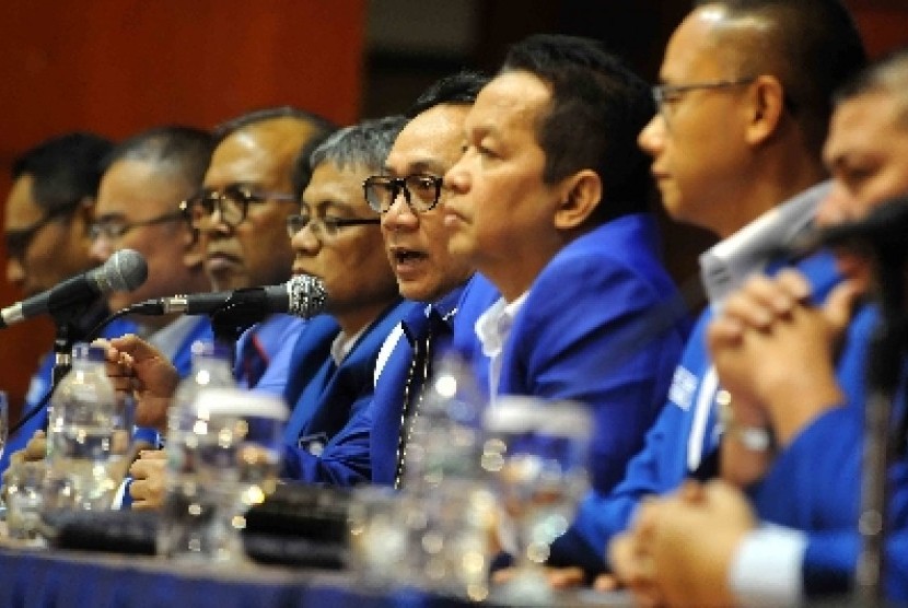 Ketua Majelis Pertimbangan PAN Soetrisno Bachir (ketiga kanan).
