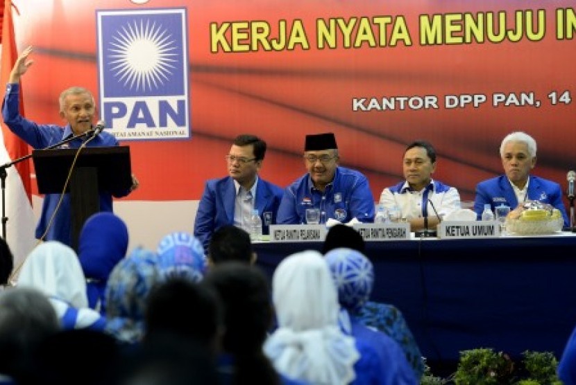 Ketua Majelis Pertimbangan Partai (MPP) Amien Rais (kiri) disaksikan Ketua Umum PAN Hatta Rajasa (kanan), Ketua DPP Zulkifli Hasan (kedua kanan) , Sekretaris MPP Azwar Abubakar (ketiga kanan), Ketua Komite Pemenangan Pemilu Nasional PAN Joncik Muhammad (ke