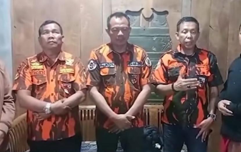 Ketua Majelis Pimpinan Cabang Pemuda Pancasila (MCP PP) Kabupaten Semarang, Ali Imron bersama Wisnu (kanan) meminta maaf ke publik.