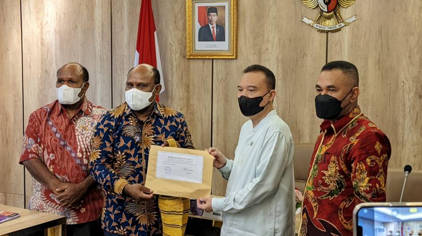 Ketua Majelis Rakyat Papua (MRP) Timotius Murib menemui Wakil Ketua DPR Sufmi Dasco Ahmad di Gedung Nusantara III, Kompleks Parlemen, Jakarta, Selasa (26/4).
