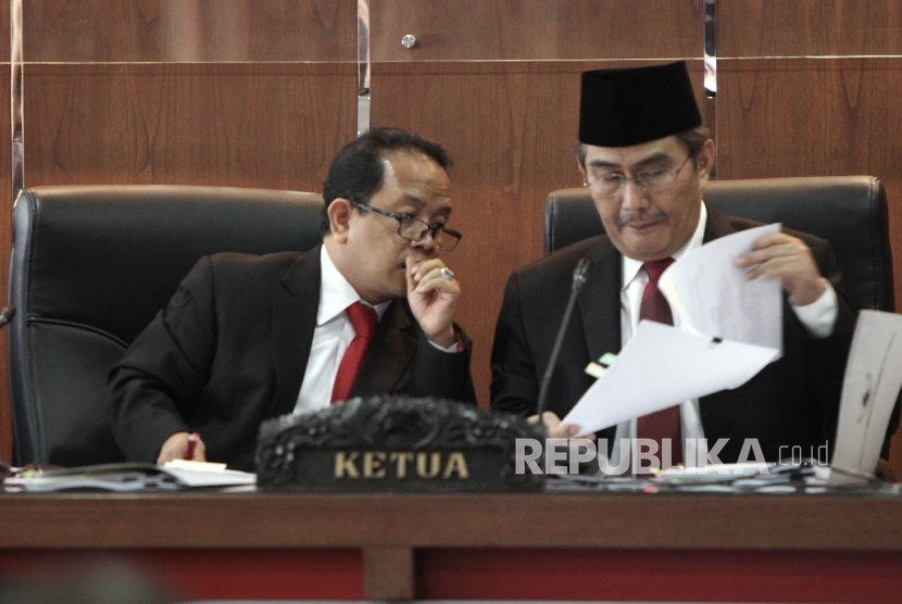  Ketua majelis sidang Dewan Kehormatan Penyelenggara Pemilu (DKPP) Jimly Asshiddiqie berama Juru Bicara DKPP Nur Hidayat Sardini (kiri).