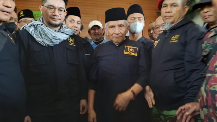 Ketua Majelis Syura Partai Ummat Amien Rais dan Ketua Umum Partai Ummat Ridho Rahmadi usai acara tasyakuran kelulusan partai mereka sebagai peserta Pemilu 2024 di Asrama Haji Pondok Gede, Jakarta, Ahad (1/1/2023).