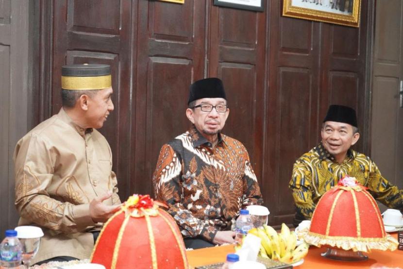 Ketua Majelis Syura PKS Dr. Salim Segaf Aljufri bersilaturahim dengan Panglima Kodam XIV/Hasanuddin Mayjen TNI Andi Muhammad, Senin (8/8/2022).