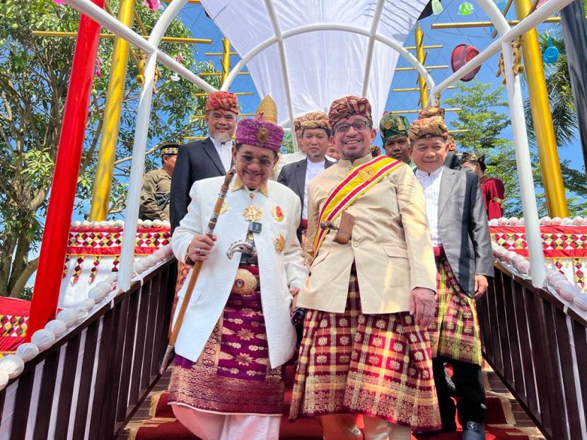 Ketua Majelis Syura PKS Salim Segaf Al Jufri  (tengah), saat menerima gelar adat Yang Mulia Datuan Satria Negara dari masyarakat adat Lampung.