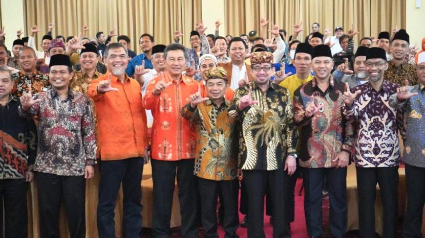 Ketua Majelis Syura PKS Salim Segaf Aljufri (ketiga kanan) bersama jajaran pengurus PKS saat bersilaturahim dengan tokoh se-Provinsi Lampung, Kamis (16/6/2022).
