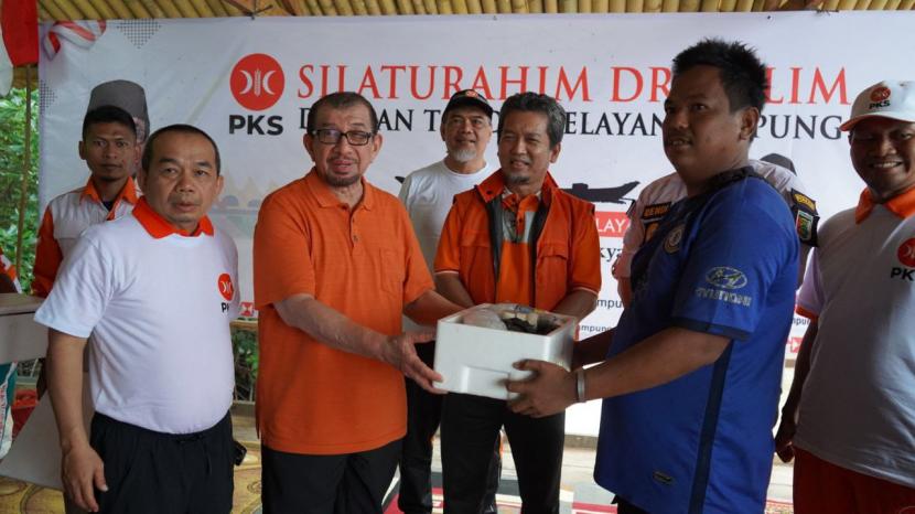 Ketua Majelis Syura PKS Salim Segaf Aljufri memberi bantuan nelayan Lampung di Desa Sidodadi, Kabupaten Pesawaran, Provinsi Lampung, Rabu (15/6/2022)