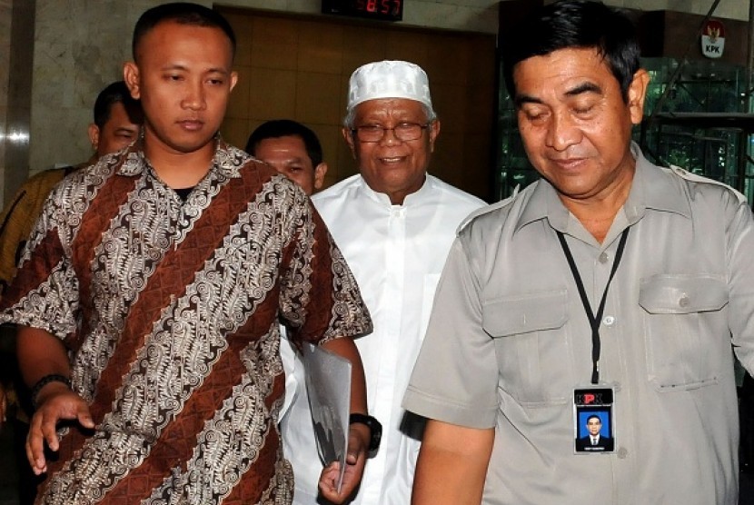 Ketua Majelis Syuro PKS Hilmi Aminuddin (tengah) usai memenuhi panggilan di Komisi Pemberantasan Korupsi (KPK), Jakarta, Selasa (14/5).
