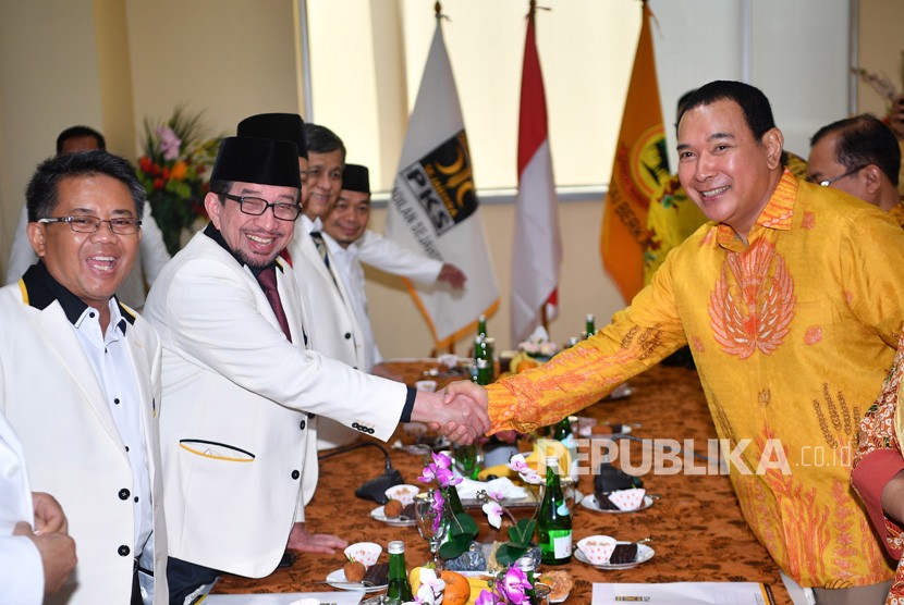 Ketua Majelis Syuro PKS Salim Segaf Al-Jufri (kedua kiri) didampingi Presiden PKS Sohibul Iman (kiri) berjabat tangan dengan Ketua Umum Partai Berkarya Hutomo Mandala Putra alias Tommy Soeharto (kanan) saat di kantor DPP PKS, Jakarta Selatan, Selasa (19/11/2019). 