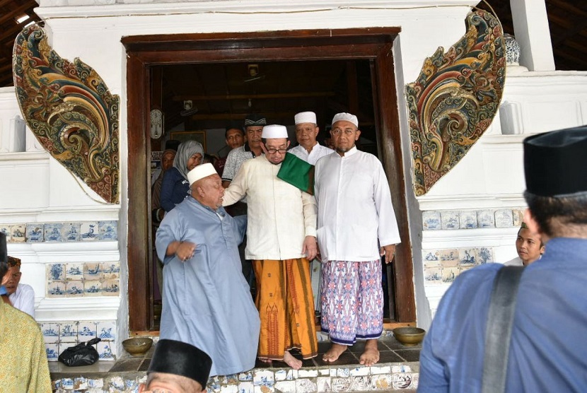 Ketua Majelis Syuro PKS Salim Segaf Al Jufri (tengah) melakukan ziarah ke Makam Sunan Gunung Jati, Cirebon, Jawa Barat, Kamis (4/4).