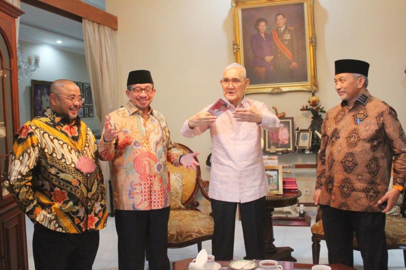 Ketua Majelis Syuro PKS Salim Segaf Aljufri menyambangi kediaman Wakil Presiden ke-6 RI Try Sutrisno di Jakarta, Senin (13/12). 
