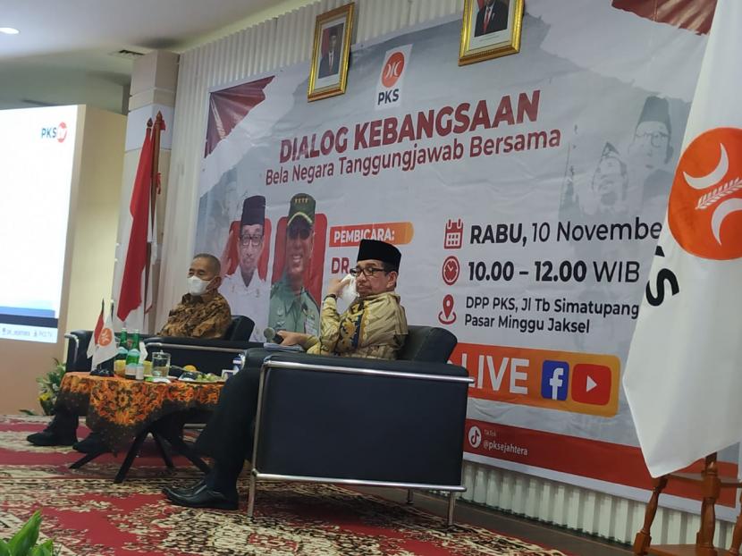 Ketua Majelis Syuro PKS, Salim Segaf Aljufrie (Kiri) dan Menteri Pertahanan 2014-2019, Ryamizard Ryacudu menjadi pembicara dalam Dialog Kebangsaan yang digelar DPP PKS di Kantor DPP PKS, Pasar Minggu, Jakarta, Rabu (10/11). 