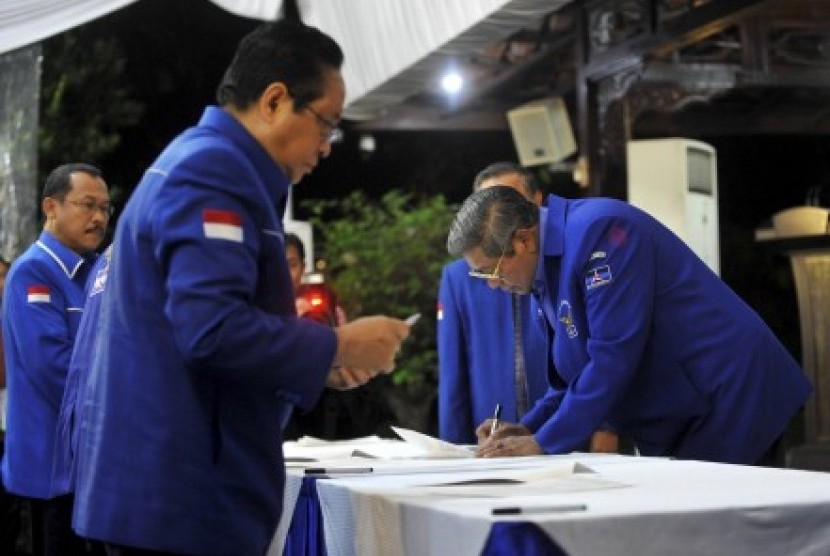 Ketua Majelis Tinggi Partai Demokrat Susilo Bambang Yudhoyono ( kanan) menandatangani pakta integritas DPD Partai Demokrat seluruh Indonesia di Cikeas, Bogor, Jawa Barat , Minggu (10/2) malam. 
