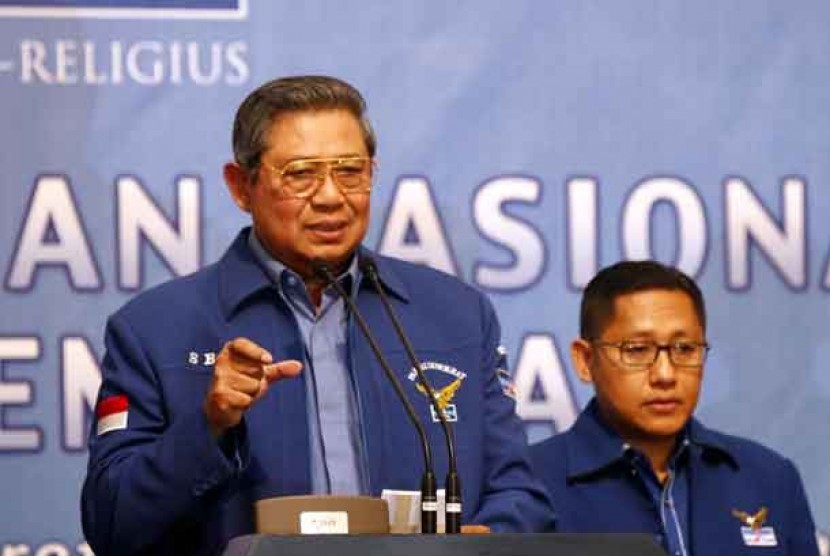 Ketua Majelis Tinggi Partai Demokrat Susilo Bambang Yudhoyono bersama Ketua Umum Partai Demokrat Anas Urbaningrum.