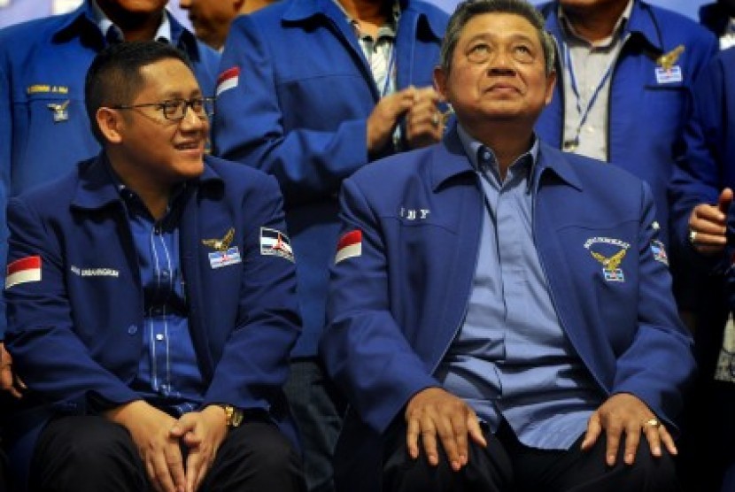 Ketua Majelis Tinggi Partai Demokrat Susilo Bambang Yudhoyono (kanan) dan Ketua Umum Partai Demokrat (PD) Anas Urbaningrum (kiri) berfoto bersama saat Rapimnas partai tersebut di Jakarta, Ahad (17/2).