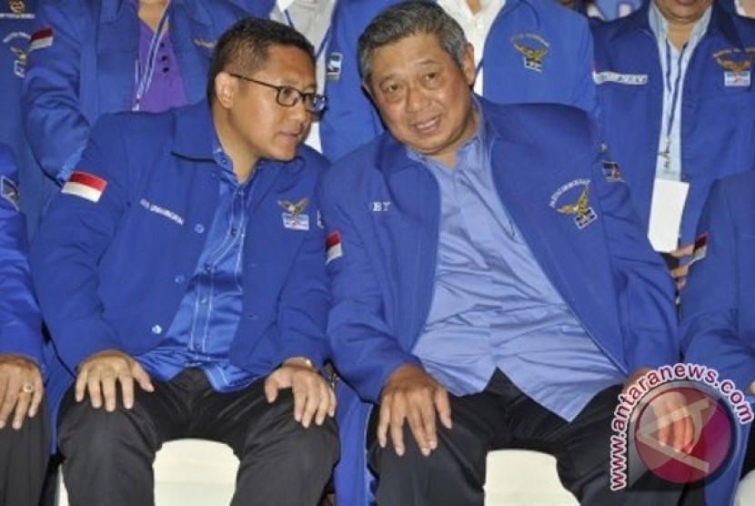 Ketua Majelis Tinggi Partai Demokrat Susilo Bambang Yudhoyono (kanan) berbincang dengan Ketua Umum Partai Demokrat (PD) Anas Urbaningrum saat Rapimnas di Jakarta, Ahad  (17/2)