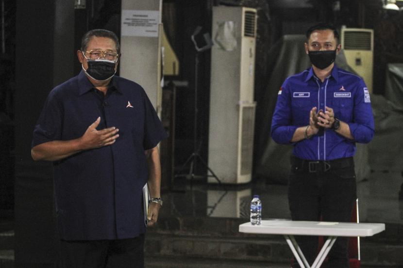 Ketua Majelis Tinggi Partai Demokrat Susilo Bambang Yudhoyono (kiri) bersama Ketua Umum Partai Demokrat Agus Harimurti Yudhoyono (kanan) menyampaikan keterangan pers terkait KLB Partai Demokrat di Puri Cikeas, Bogor, Jawa Barat, Jumat (5/3/2021). SBY merespons KLB Partai Demokrat (PD) di Deli Serdang (5/3/2021), yang diklaim sepihak sejumlah orang, yang memutuskan Kepala Staf Kepresidenan Moeldoko menjadi Ketum Demokrat periode 2021-2025. 