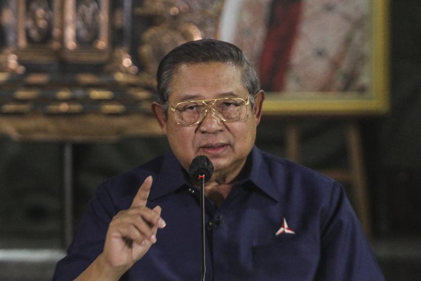 Ketua Majelis Tinggi Partai Demokrat Susilo Bambang Yudhoyono menyampaikan keterangan pers terkait KLB Partai Demokrat di Puri Cikeas, Bogor, Jawa Barat, Jumat (5/3/2021). 