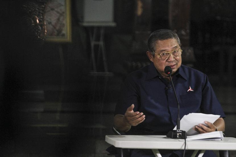 Ketua Majelis Tinggi Partai Demokrat Susilo Bambang Yudhoyono menyampaikan keterangan pers terkait KLB Partai Demokrat di Puri Cikeas, Bogor, Jawa Barat, Jumat (5/3/2021). SBY merespons KLB Partai Demokrat (PD) di Deli Serdang (5/3/2021), yang diklaim sepihak sejumlah orang, yang memutuskan Kepala Staf Kepresidenan Moeldoko menjadi Ketum Demokrat periode 2021-2025.