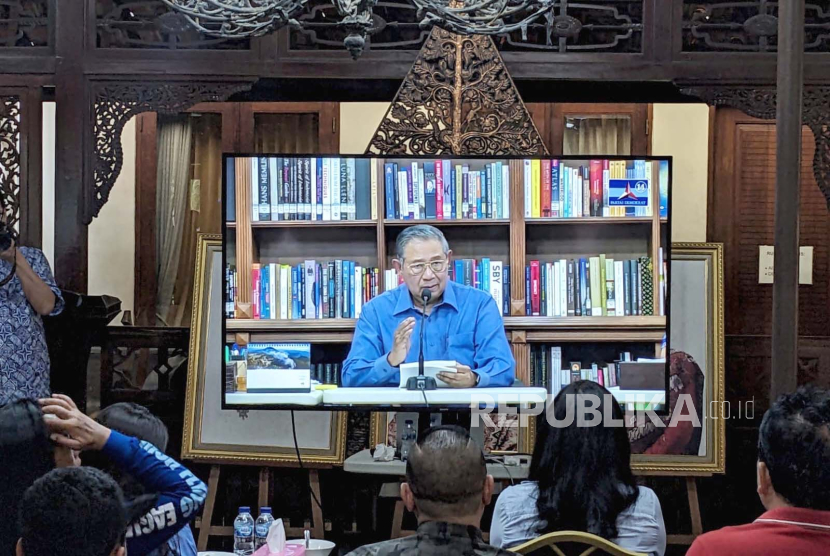 Ketua Majelis Tinggi Partai Demokrat, Susilo Bambang Yudhoyono (SBY) memberikan pengarahan sebelum rapat Majelis Tinggi Partai Demokrat dalam menyikapi kesepakatan sepihak antara Partai Nasdem dan Partai Kebangkitan Bangsa (PKB), di kediamannya, Puri Cikeas, Kabupaten Bogor, Jumat (1/9/2023). 