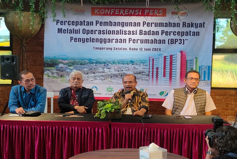 Ketua Majelis Tinggi The HUD Institute Andrinof A Chaniago (kedua dari kiri), dalam konferensi pers, Percepatan Pembangunan Perumahan Rakyat melalui Operasionalisasi Badan Percepatan Penyelenggaraan Perumahan (BP3), di Tangerang Selatan, Rabu, (12/6/2024).