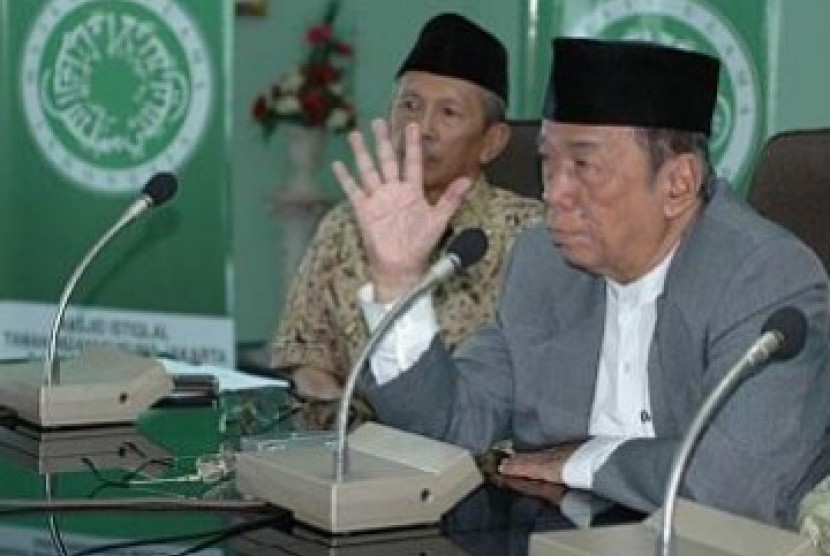 Ketua Majelis Ulama Indonesia, Amidhan (berjas abu-abu)