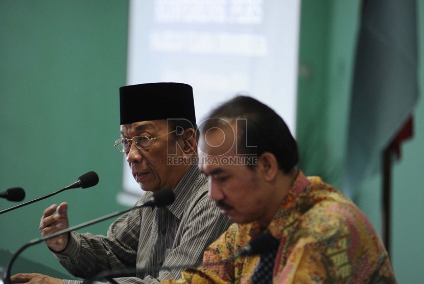  Ketua Majelis Ulama Indonesia (MUI) Amidhan (kiri) bersama Direktur LPPOM MUI, Ir. Lukmanul Hakim (Kanan) berbicara kepada media terkait Rancangan Undang-Undang Jaminan Produk Halal di Kantor MUI, Jakarta, Rabu (10/9). (Republika/ Tahta Aidilla)