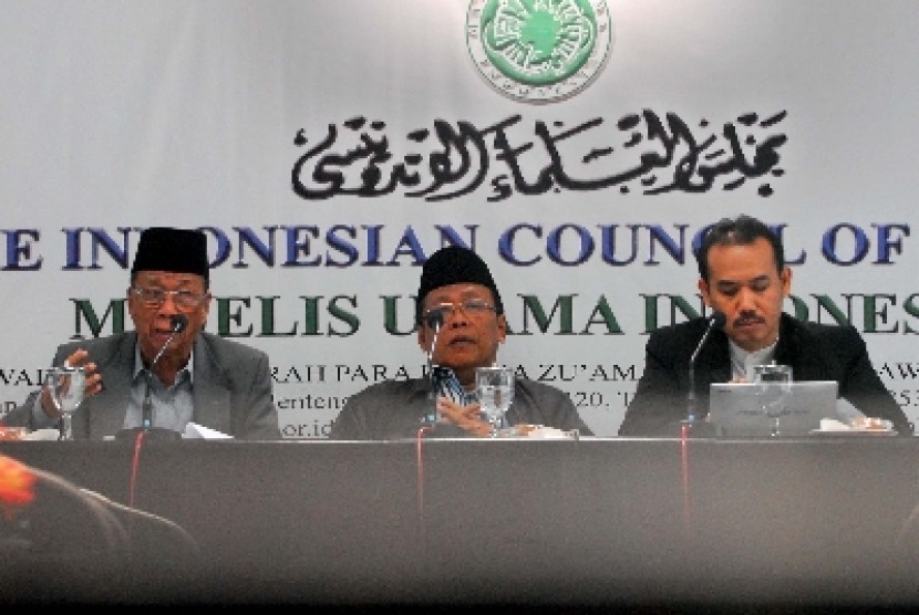 Ketua Majelis Ulama Indonesia (MUI) Amidhan, Sekjen MUI Ichwan Sam serta Ketua LPPOM MUI Lukmanul Hakim menyampaikan keterangan tentang RUU JPH.