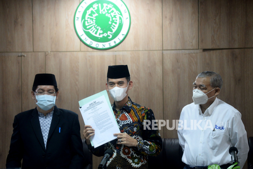  Ketua Majelis Ulama Indonesia (MUI) Bidang Fatwa Asrorun Niam Sholeh menunjukan surat pernyataan kehalalan Vaksin Zifivax di Kantor MUI di Jakarta. Anggota DPR mendesak agar vaksin kedaluarsa diganti dengan vaksin halal.