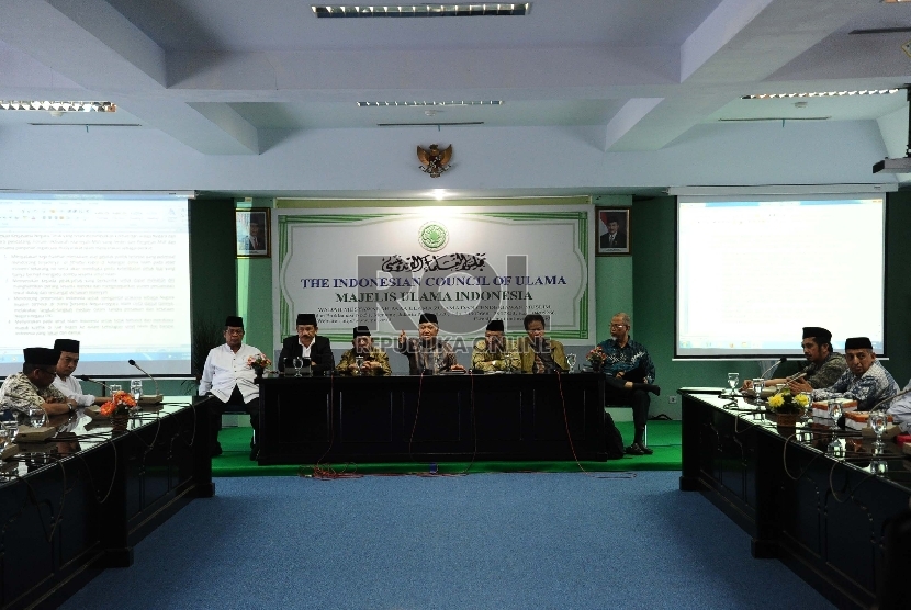  Ketua Majelis Ulama Indonesia (MUI) Din Syamsuddin (tengah) didampingi jajaran pengurus berbicara dalam Forum Ukhuwah Islamiyah di MUI, Jakarta, Selasa (7/4).