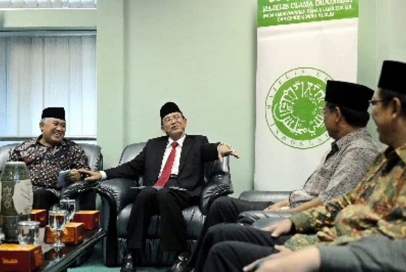 Ketua Majelis Ulama Indonesia (MUI) Din Syamsudin (kiri), Menteri Agama Suryadharma Ali (tengah) dan Ketua PBNU Djan Farid (kanan) berbincang dalam pertemuan di kantor MUI, Jakarta, Kamis (20/3). 