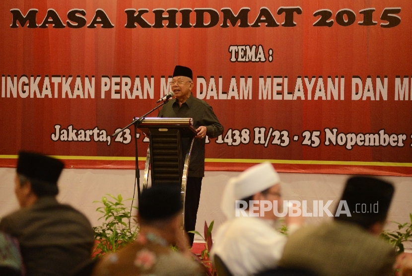 Ketua Majelis Ulama Indonesia (MUI) Ma’ruf Amin memberikan kata sambutan saat pembukaan Rapat Kerja Nasional MUI yang ke-2 di Jakarta, Rabu (23/11) malam.