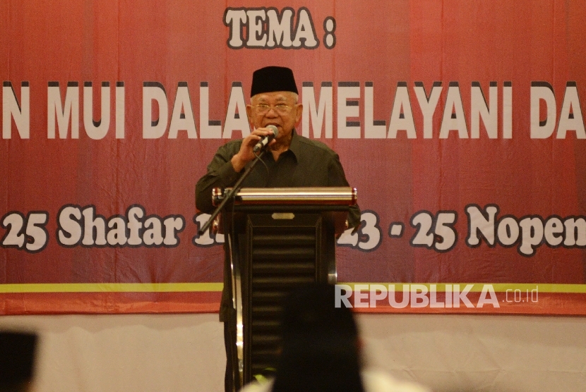 Ketua Majelis Ulama Indonesia (MUI) Ma’ruf Amin memberikan kata sambutan saat pembukaan Rapat Kerja Nasional MUI yang ke-2 di Jakarta, Rabu (23/11) malam.