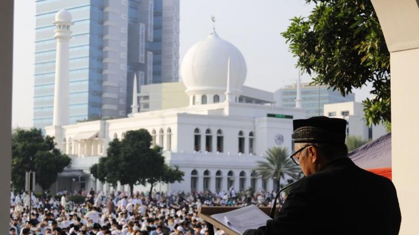 Ketua Majelis Ulama Indonesia (MUI) Pusat KH Muhyiddin Junaidi menjadi khatib usai sholat Idul Fitri 1443 Hijriah yang dilaksanakan di Kompleks Masjid Agung Al Azhar, Jakarta, Senin (2/5).
