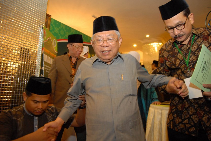 Ketua Majelis Ulama Indonesia (MUI) terpilih, Ma'ruf Amin (tengah) berjalan meniti tangga ketika penutupan Musyawarah Nasional (Munas) IX MUI di Surabaya, Jawa Timur, Kamis (27/8) dini hari. 