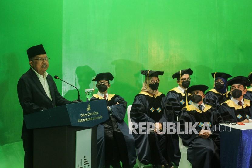 Harapan JK Terhadap UIII dalam Keislaman. Foto: Ketua Majelis Wali Amanah (MWA) Jusuf Kalla (kiri) memberikan sambutan saat mengikuti pembukaan perkuliahan di Fakultas A, UIII, Depok, Jawa Barat, Senin (20/9/2021). Perkuliahan di kampus Universitas Islam Indonesia Internasional (UIII) secara resmi dibuka tahun akademik 2021-2022 sekaligus sebagai tahun akademik pertama. 