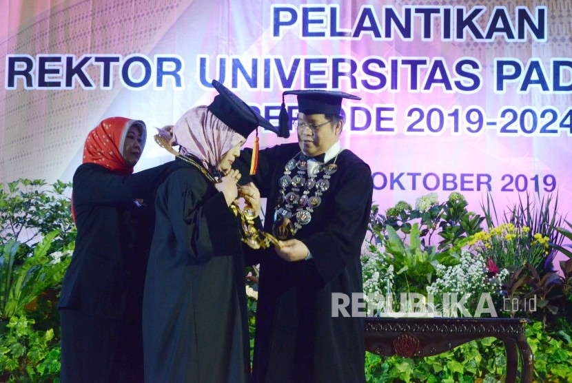 Ketua Majelis Wali Amanat (MWA) Unpad Rudiantara memasangkan kalung rektor saat melantik Rektor terpilih Unpad periode 2019-2024 Prof Rina Indiastuti, di Aula Graha Sanusi, Jalan Dipatiukur, Kota Bandung, Senin (7/10). 