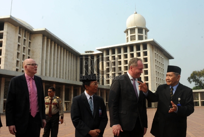 Ketua Masjid Istiqlal Mubarok (kanan) menjelaskan bangunan masjid Istiqlal kepada Menteri Pertanian dan Sumber Daya Air Australia Barnady Joyce (kedua kanan) disaksikan oleh Sekretaris Masjid Istiqlal Subandi (kedua kiri) dan Dubes Australia untuk Indonesi