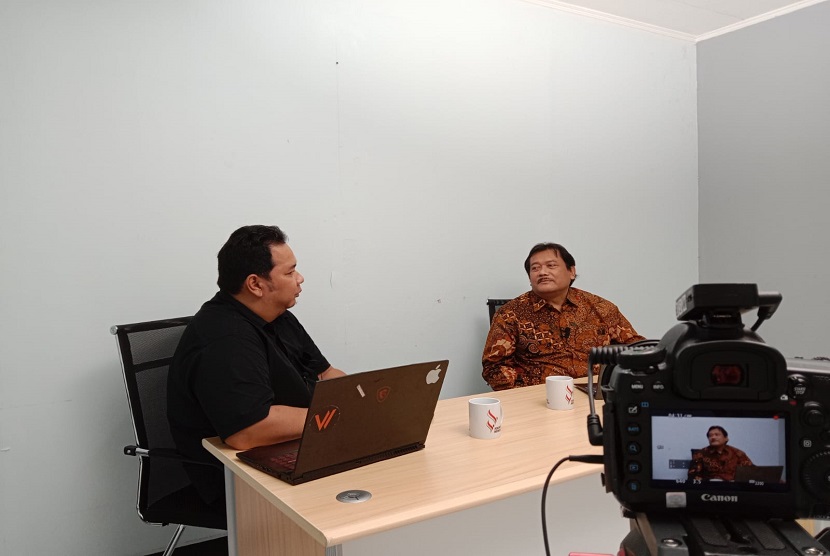 Ketua Masyarakat Telematika Indonesia (MTI), Sarwoto Atmosutarno (kanan) meminta agar Rancangan Undang-Undang Perlindungan Data Pribadi benar-benar difokuskan pada perlindungan masyarakat. Selain itu ada juga lembaga kontrol yang punya otoritas bila RUU PDP menjadi peraturan resmi. 