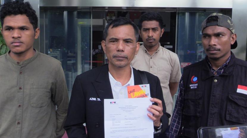Ketua Migrant Watch Aznil Tan menunjukkan surat permintaan KPK mengawal proses penempatan PMI 
