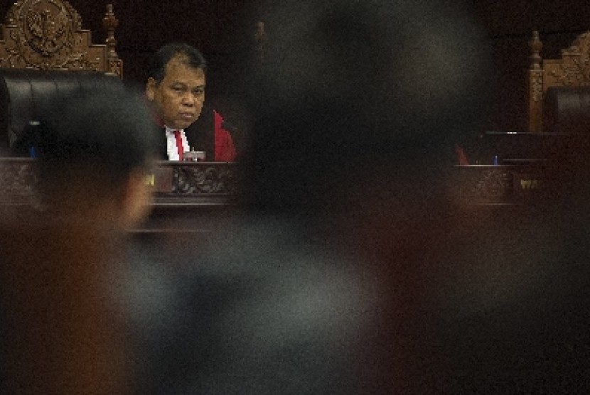 Ketua MK Arief Hidayat memimpin sidang di gedung MK, Jakarta, Rabu (21/1).